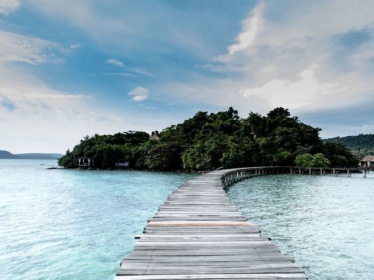 У берегов Камбоджи спасли застрявших на лодке россиян