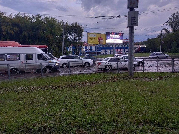 В Новосибирске аварии на площади Калинина вызвали транспортный коллапс