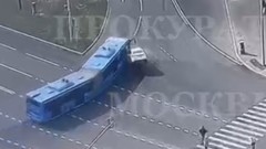 В Москве водитель каршеринга влетел в автобус и сбежал: кадры жуткого ДТП