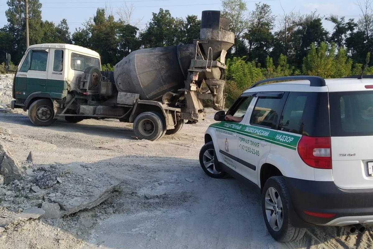 В центре Курска водитель бетономешалки загрязнил земельный участок отходами