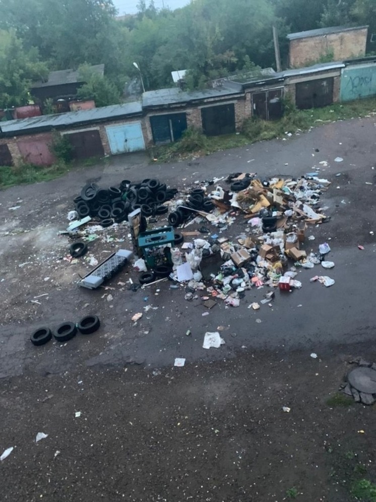 Красноярцы выкидывают отходы посреди улицы из-за нехватки мусорных баков