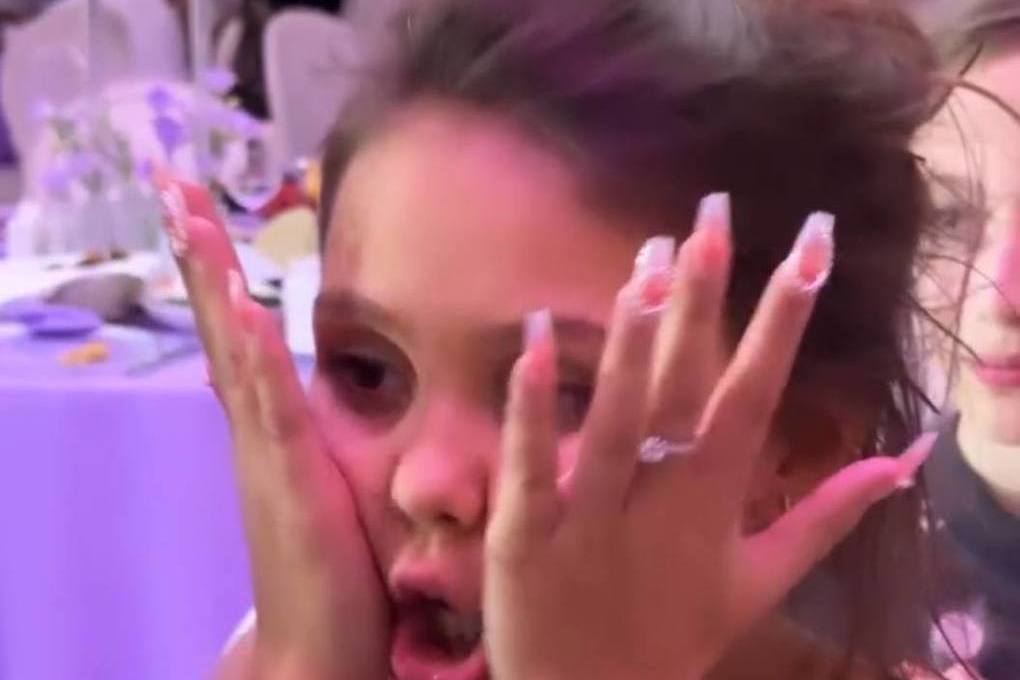 9-year-old daughter of Oksana Samoilova and Dzhigan showed a manicure