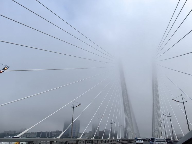 Большегрузы сегодня не пускают на Золотой мост во Владивостоке