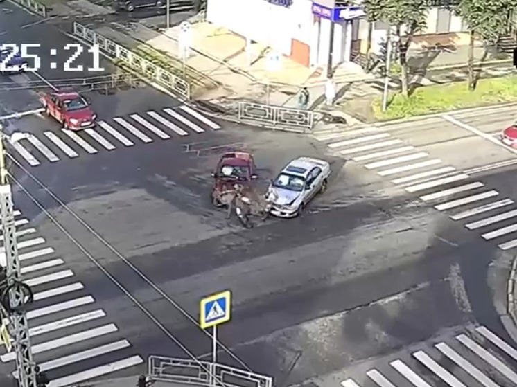 Автомобили жестко столкнулись в центре Петрозаводска