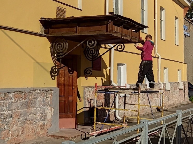 Бывший ресторан Петровский в Петрозаводске лишают козырька