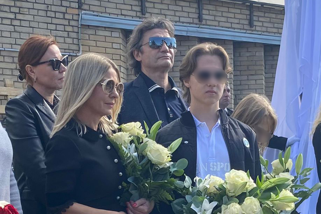 Tears of the widow and son of Yuri Shatunov at the opening of the monument to the singer: mournful footage