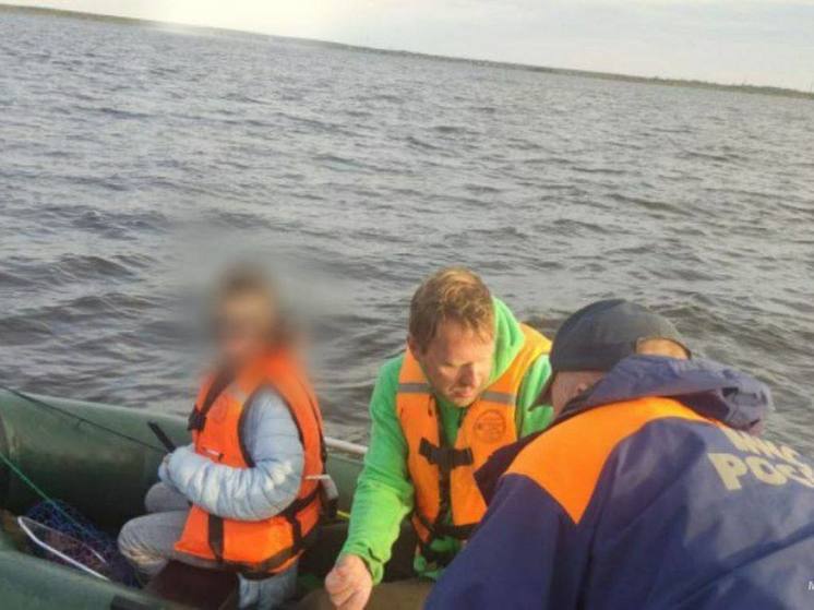 Спасатели помогли мужчине с ребенком, застрявшим в лодке в Волховской губе