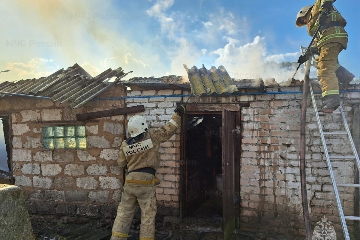 Добровольцы помогали справиться с пожаром в Покровском районе