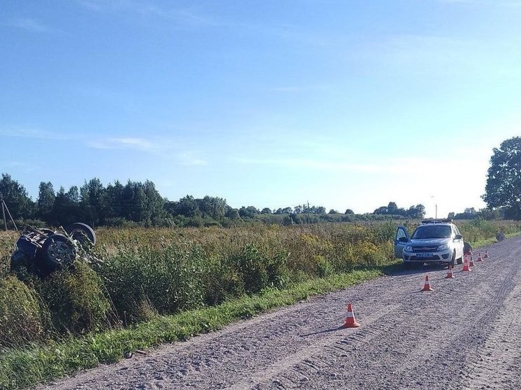 Lada превратилась в груду металла, улетев в кювет на трассе под Калининградом