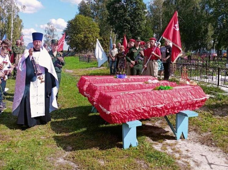 Останки 12 красноармейцев предали земле в брянской деревне Погребы