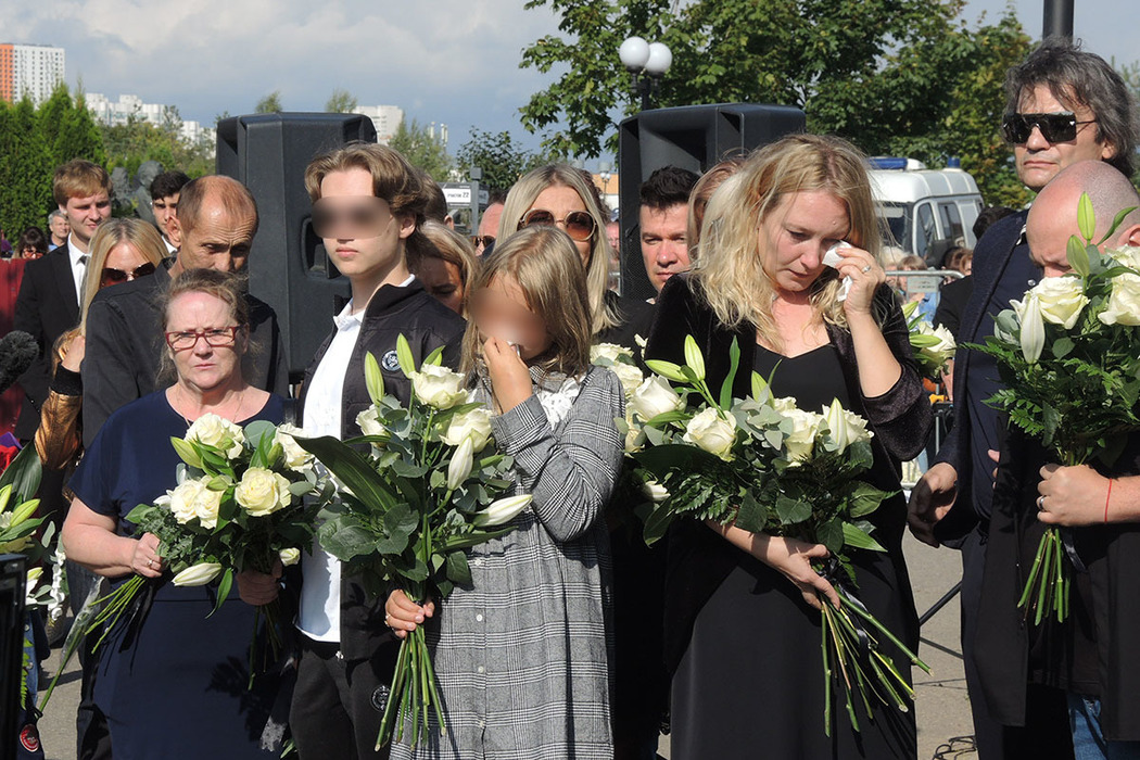 A sea of ​​white roses was brought to the opening of the monument to Yuri Shatunov: touching photos