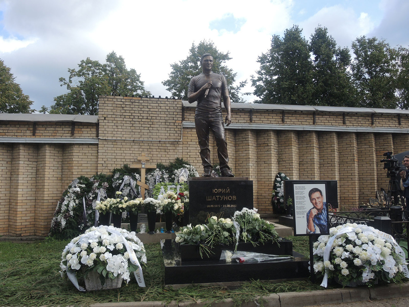 Памятник шатунова где. Памятник Шатунову.