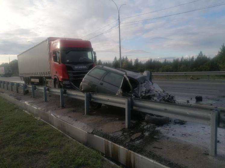 Под Новосибирском две фуры раздавили ВАЗ-2111 на Северном обходе