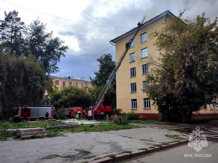 В Новосибирске жильцов горевшего дома временно разместили в гимназии №12