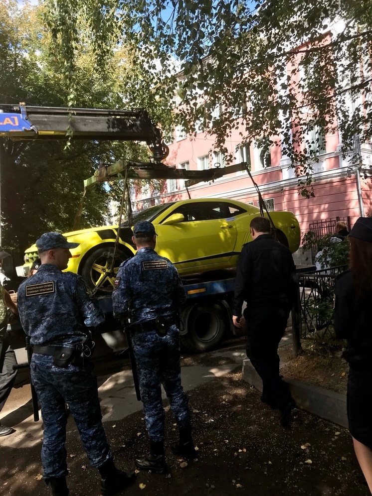 Судебные приставы в Ярославле отобрали элитную «ласточку» за долг по коммуналке