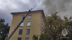 В Новосибирске загорелась крыша жилой пятиэтажки: видео с места
