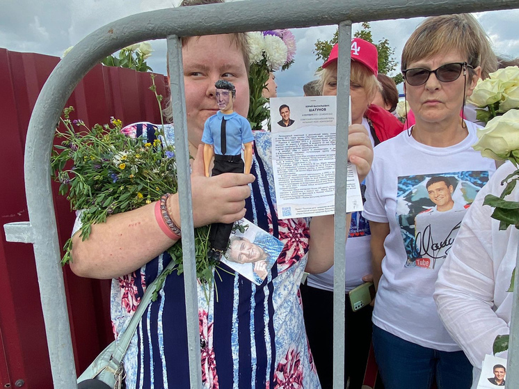 Бывшую участницу «Ласкового мая» не пропускали к могиле