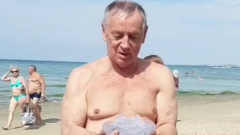 Актёр Николай Денисов поймал медузу голыми руками: видео