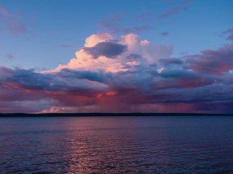 Флаг России проплыл над озером в Петрозаводске