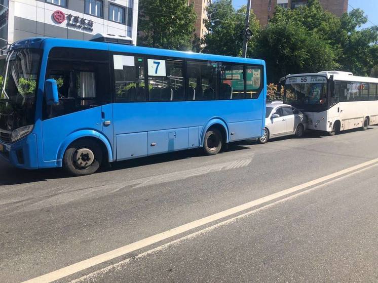 Во Владивостоке на Океанском проспекте произошло ДТП с участием двух пассажирских автобусов