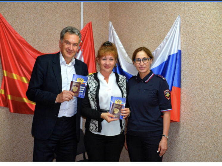 В Смоленске полицейские вручили российские паспорта жителям, прибывшим из ДНР и ЛНР