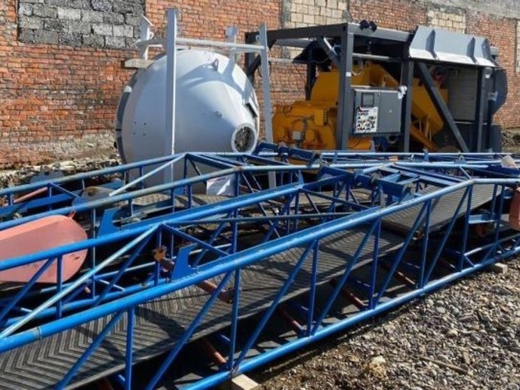 К установке мини-завода по производству бетона приступили в Лаврентия