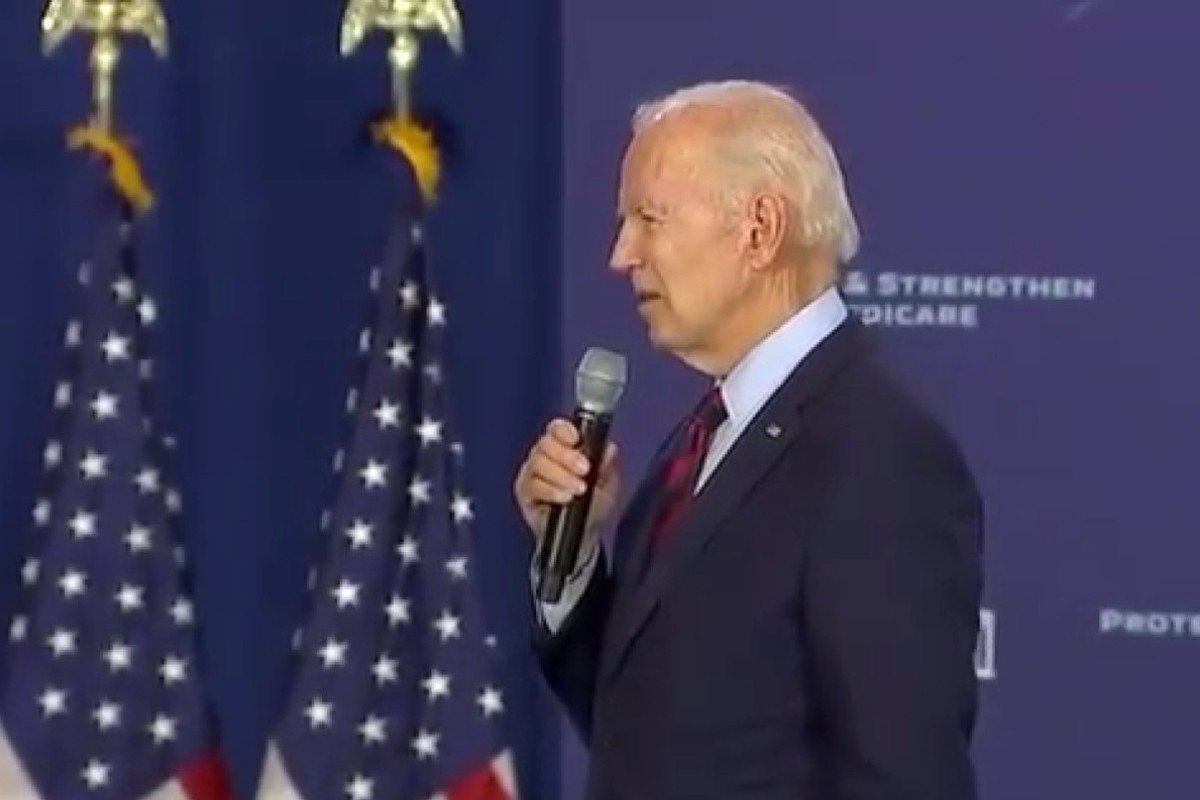 Biden again embarrassed by escaping from the awards ceremony at the White House