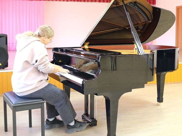 Для музыкальной школы Шурышкарского района закупили новые гитары, рояль и фортепиано