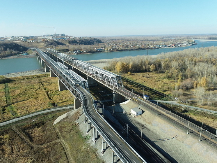 Фура осталась без прицепа около Старого моста в Барнауле