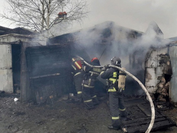 В автогородке Заполярного полностью сгорел бетонный гараж