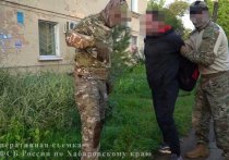 Мужчину, который переводит деньги в поддержку украинской армии, задержали в Хабаровске сотрудники Федеральной службы безопасности (ФСБ)