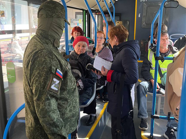 Люди в балаклавах и с Z начали ловить "зайцев" в автобусах на Урале