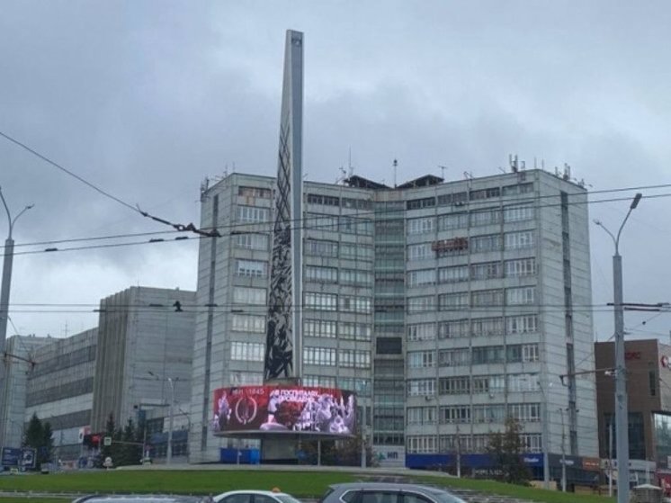 В Новосибирске с дома-книжки на площади Калинина убрали знаменитые часы