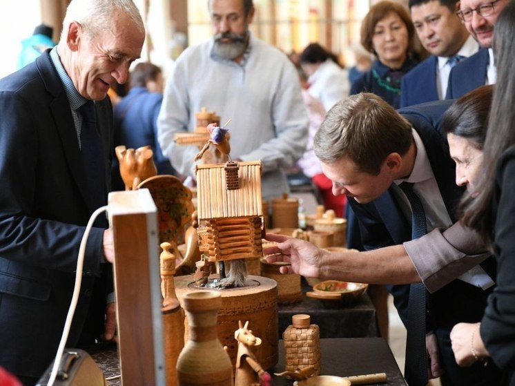 Глава Хакасии открыл творческий конкурс для пожилых людей