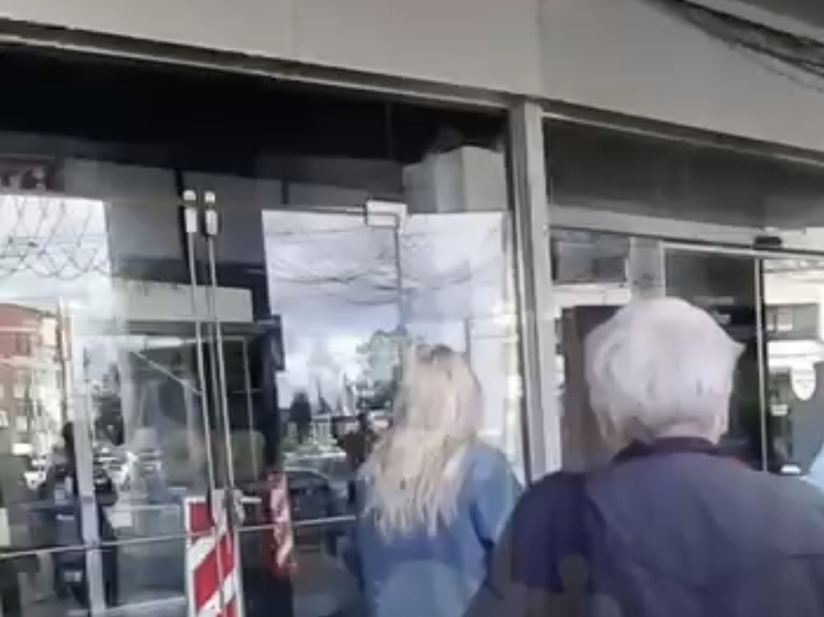 Пензенцев не выпускают из торгового центра