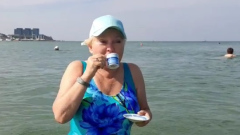 Галина Бокашевская пьёт кофе, не выходя из моря: видео