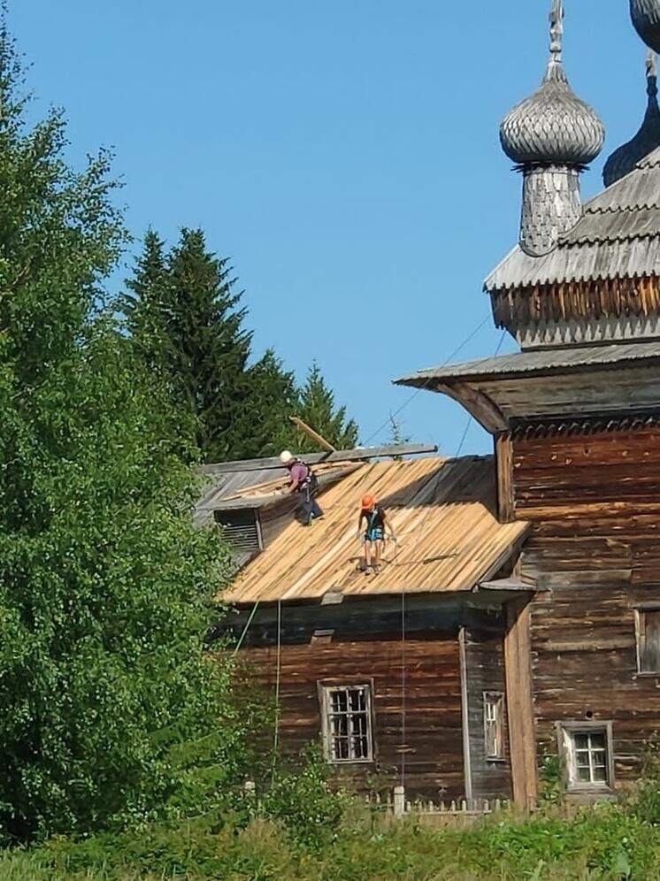 Волонтеры устранили протечки кровли старинного храма на берегу Белого моря в Карелии