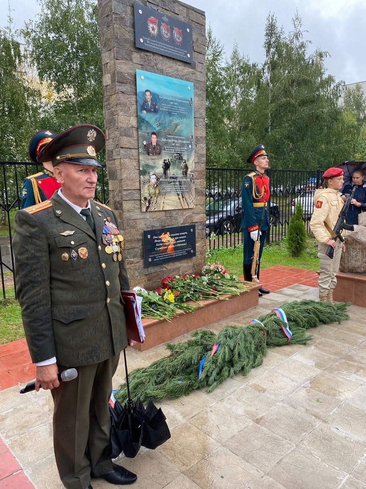 Сослуживцы установили памятник трем бойцам Чеченской компании в Твери