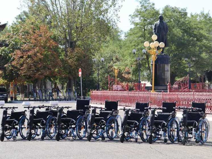 В Калмыкии вручили кресла-коляски и автобус