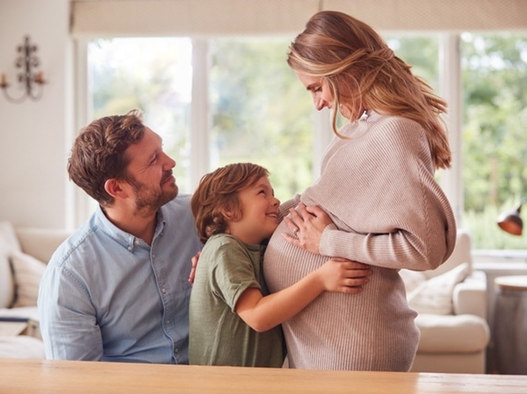 Как беременным и мамам с детьми получить максимум от полиса ОМС