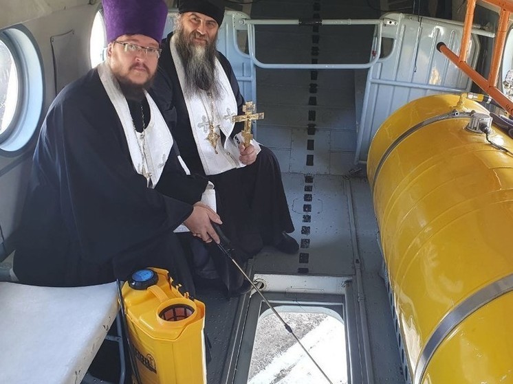 Священники с вертолета окропили святой водой Калужскую область