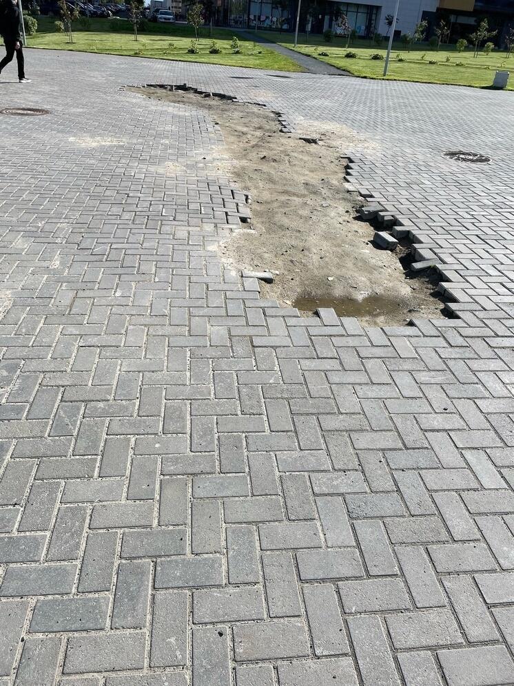 Рабочие оставили разрушенный тротуар в новом жилом комплексе Петрозаводска