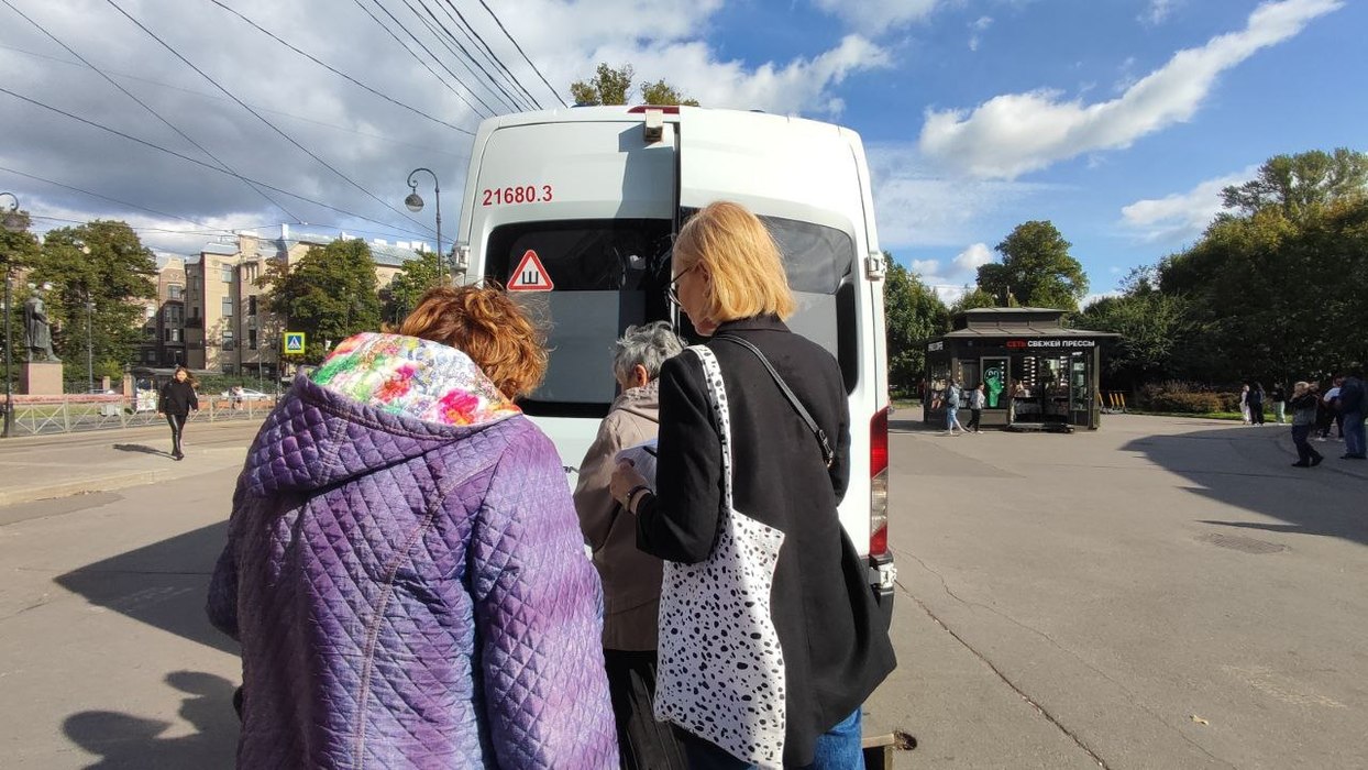 Небольшие очереди и мобильные пункты: как проходит вакцинация от гриппа в Петербурге
