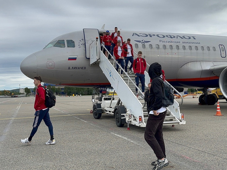 Сборная России по футболу прилетела в Мурманск