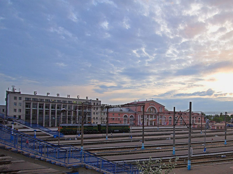 Беспилотник упал возле железнодорожного вокзала Брянска