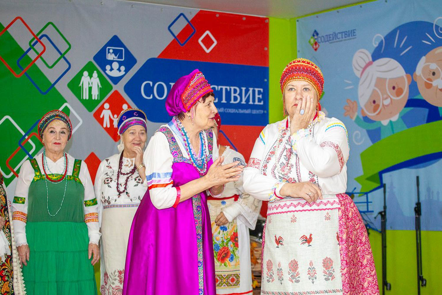Как астраханские пенсионеры устроили театральный капустник: галерея радостных дедушек и бабушек 