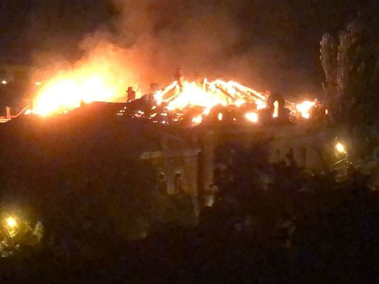 В центре Астрахани горит дом