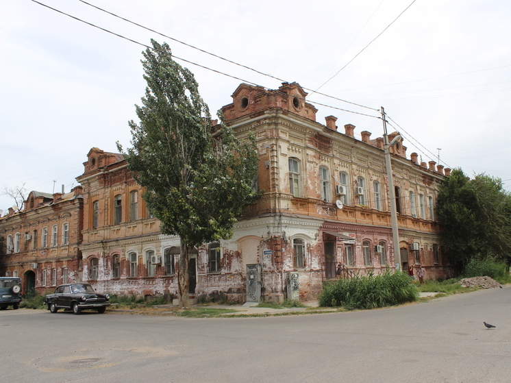 Стало известно, что за дом горит в центре Астрахани