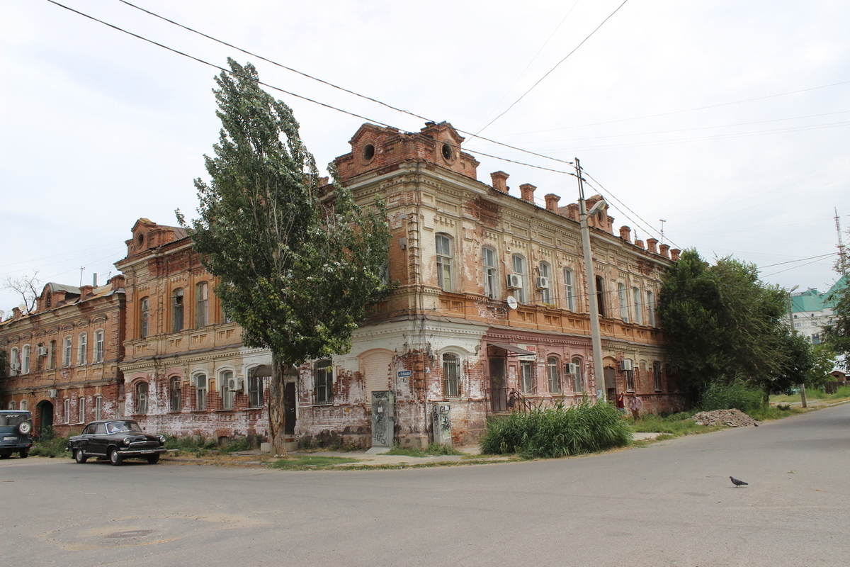 Стало известно, что за дом горит в центре Астрахани - МК Астрахань