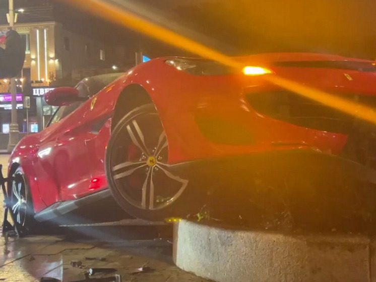 Ferrari Portofino влетела в дерево в центре Москвы